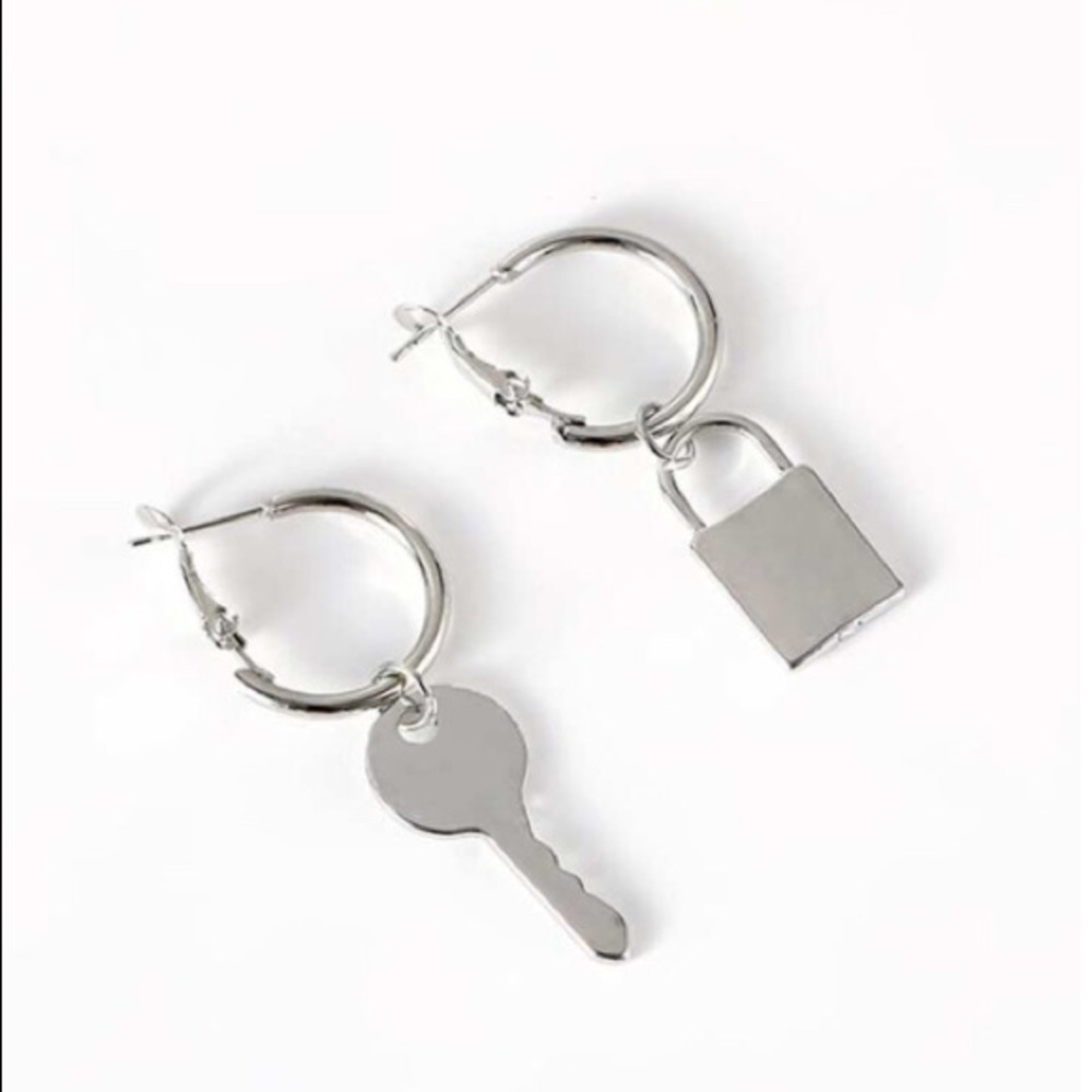 🌸2/$28 OR 🌺3/$33 Lock & Key Silver Dangles